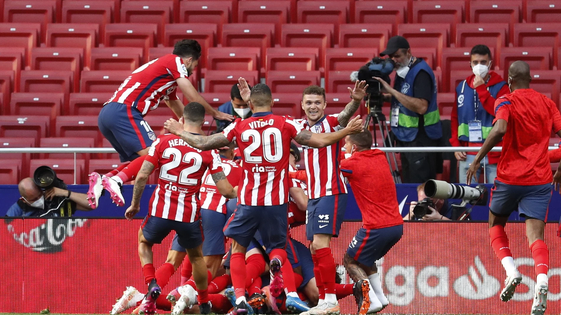 Los jugadores del Atlético celebran el gol de Luis Suárez contra Osasuna.