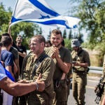 Civiles israelíes saludan a sus soldados en la localidad de Sderot, cerca de la frontera con Gaza