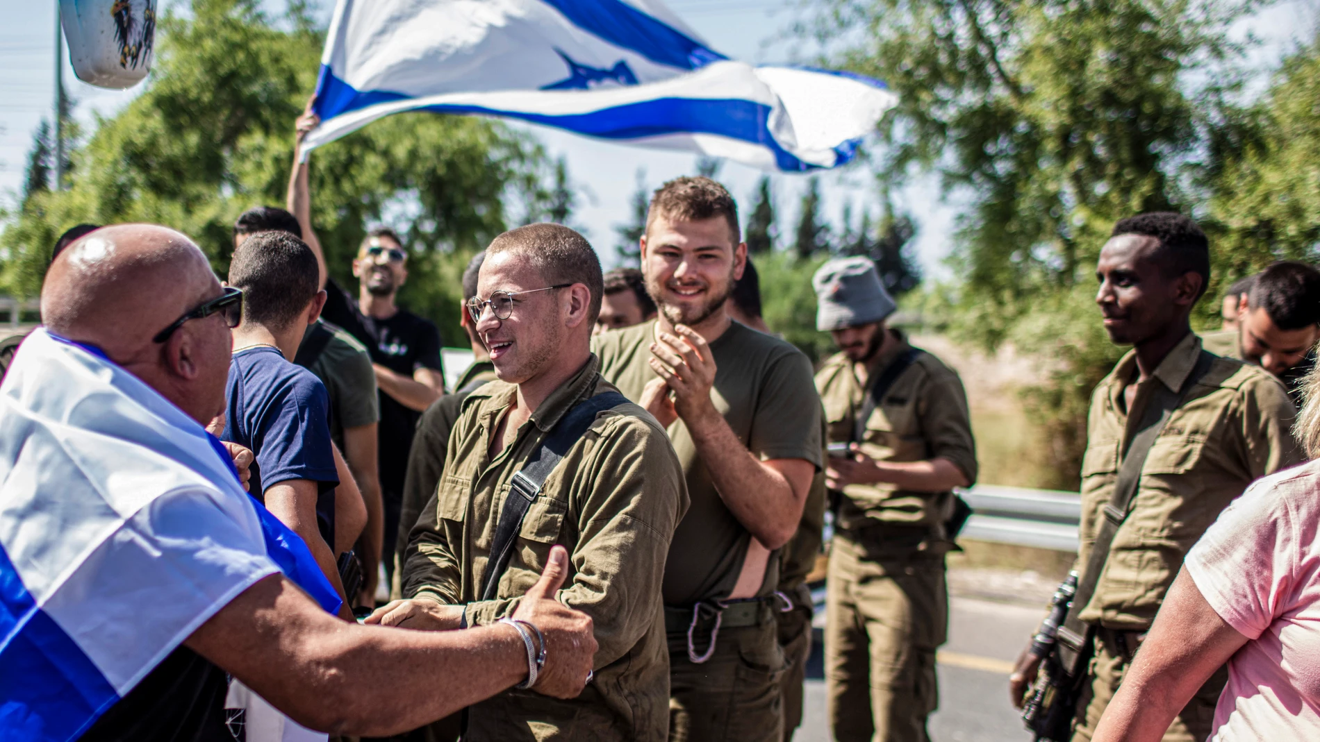Civiles israelíes saludan a sus soldados en la localidad de Sderot, cerca de la frontera con Gaza