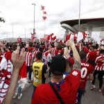 Miles de aficionados rojiblancos animan al equipo en las afueras del Wanda Metropolitano antes del partido de la jornada 37 de Liga que Atlético de Madrid y Osasuna