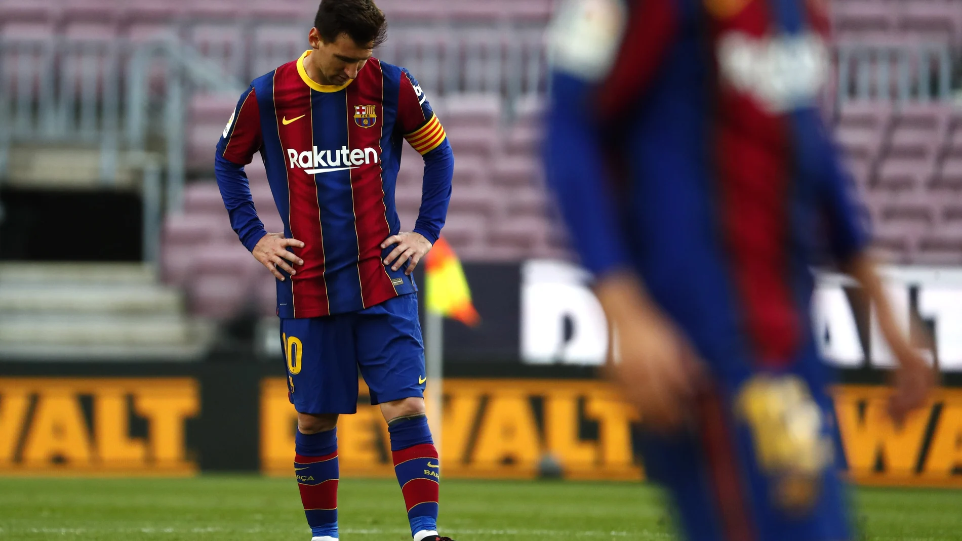 Messi se lamenta en el partido contra el Celta