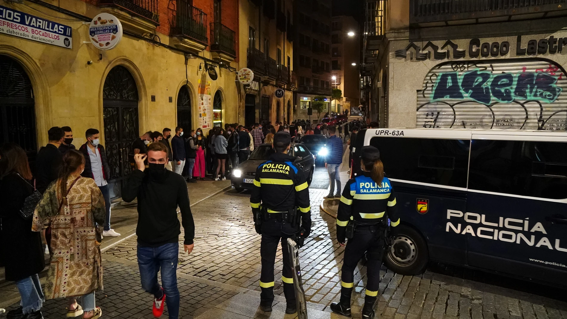 Dos policías locales de Salamanca, en una céntrica calle de la ciudad