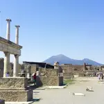 Ruinas de Pompeya con su ejecutor, el Vesubio, al fondo
