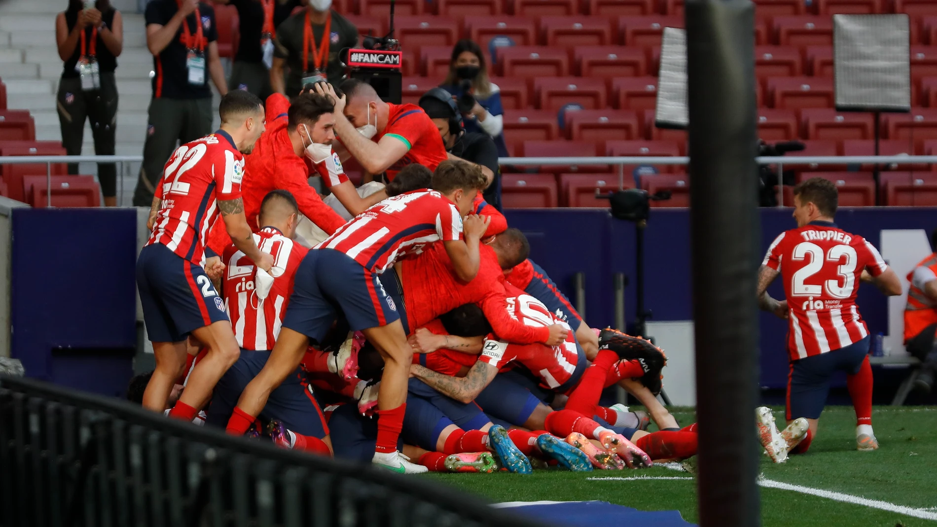 Los jugadores del Atlético celebran el gol de Luis Suárez