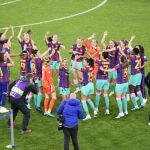 Las jugadoras del Barcelona celebran la Champions
