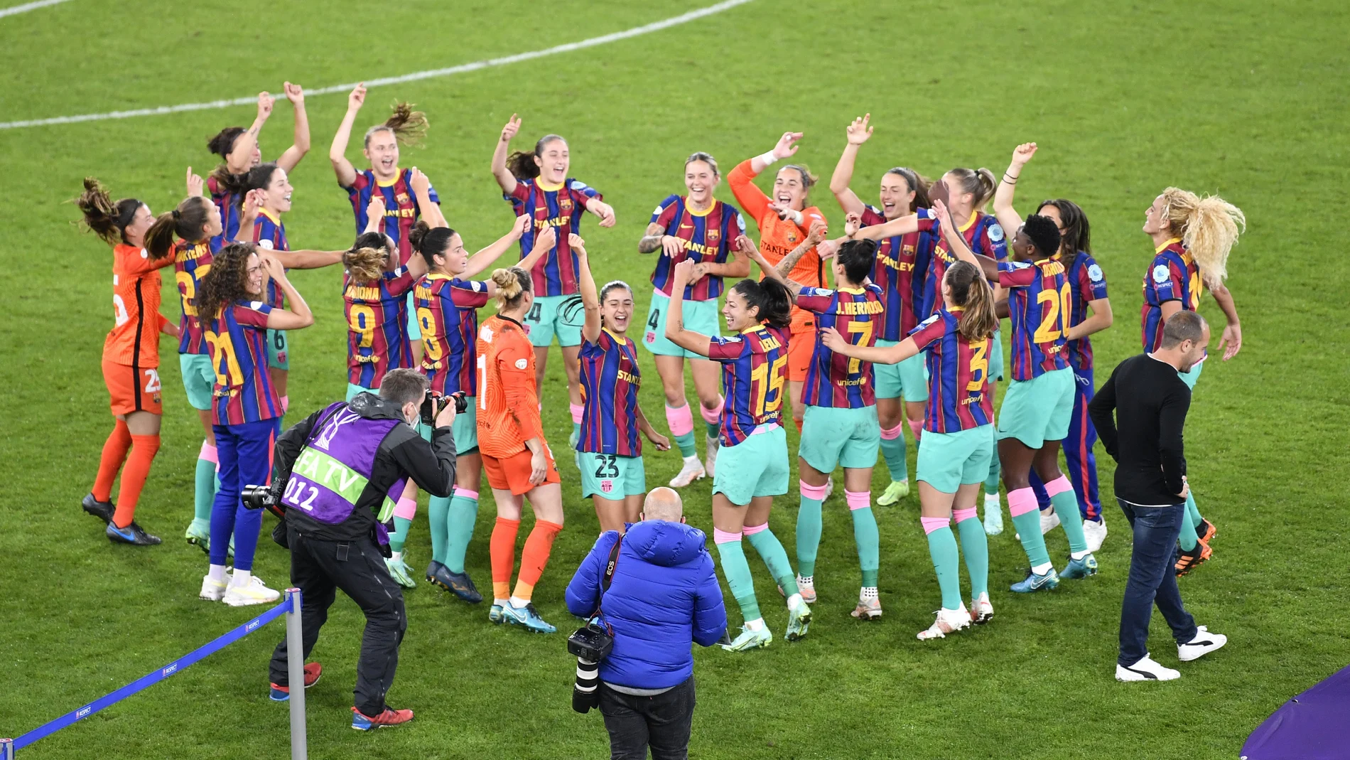 Las jugadoras del Barcelona celebran la Champions