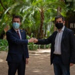 El president de la Generalitat en funciones, Pere Aragonès (i) y el secretario general de Junts, Jordi Sànchez (d) durante su acuerdo