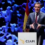 El presidente del Gobierno español, Pedro Sánchez, pronuncia un discurso durante la inauguración del IV Congreso Iberoamericano CEAPI (Consejo Empresarial Alianza por Iberoamérica), este lunes, en Madrid.