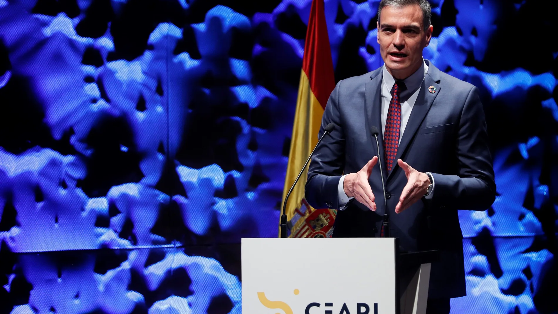El presidente del Gobierno español, Pedro Sánchez, pronuncia un discurso durante la inauguración del IV Congreso Iberoamericano CEAPI (Consejo Empresarial Alianza por Iberoamérica), este lunes, en Madrid.