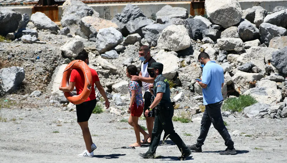 La Guardia Civil rescata a varios jóvenes en la playa del Benzú