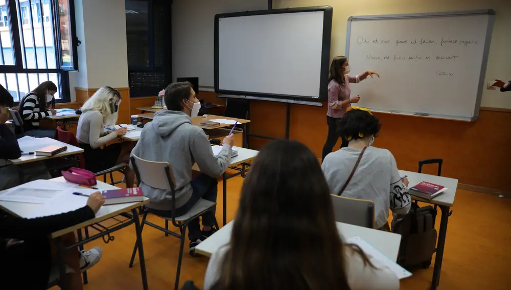 La Jefa de estudios y profesora de Latín, Ana Concha, lleva a clase de 1º de Bachillerato un ejemplo del examen de selectividad de Latín
