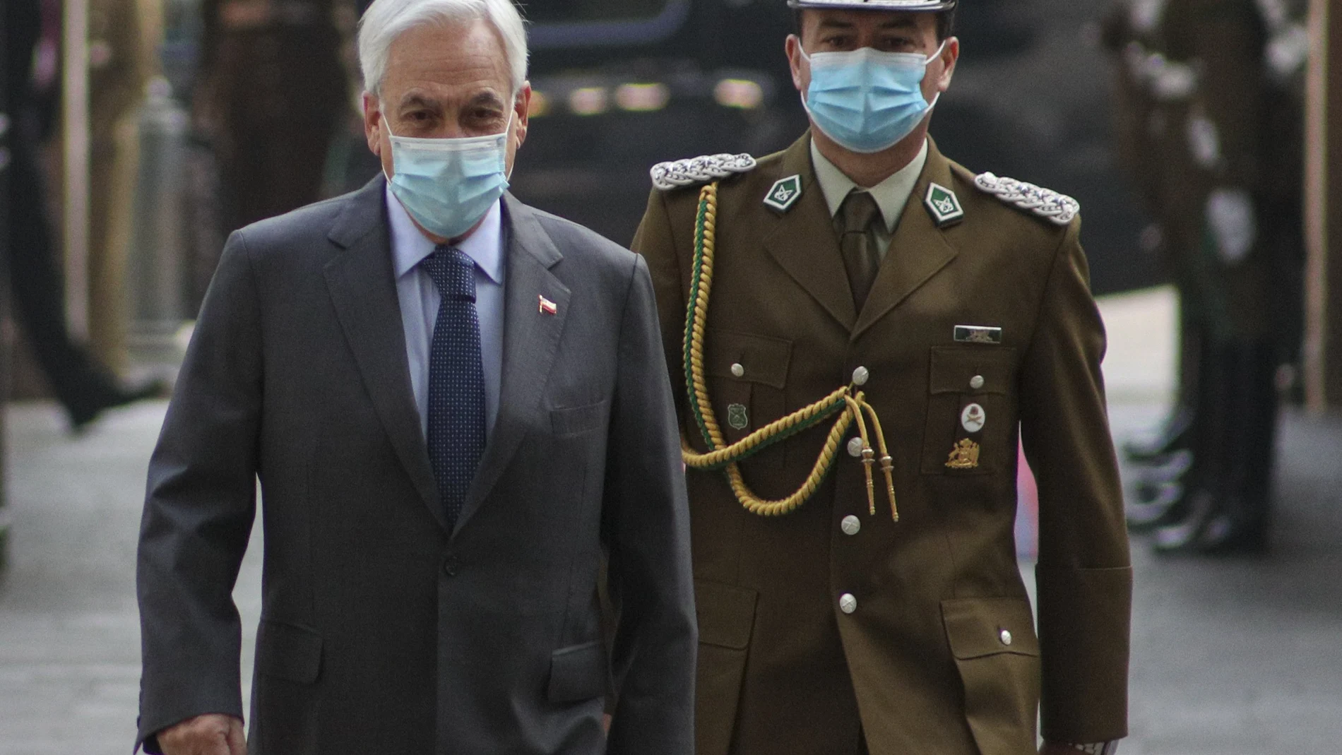 El presidente, Sebastián Piñera, llega al palacio de La Moneda después de las macrojornadas electorales del fin de semana en Chile