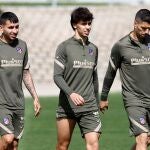 Joao Félix, entre Correa y Luis Suárez, en el último entrenamiento del Atlético