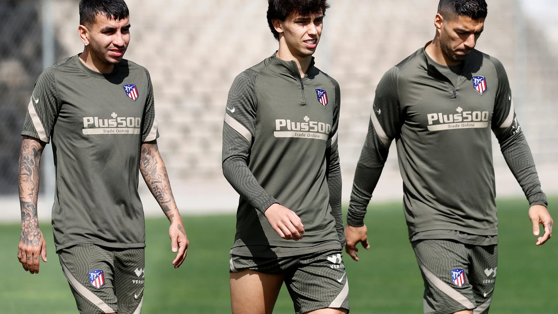 Joao Félix, entre Correa y Luis Suárez, en el último entrenamiento del Atlético