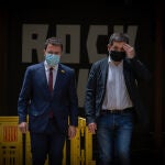 El president de la Generalitat en funciones, Pere Aragonès (i) y el secretario general de Junts, Jordi Sànchez (d) a su llegada a los jardines del Palau Robert.