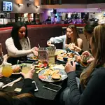 Británicos disfrutan de una comida dentro de un pub en Reino Unido