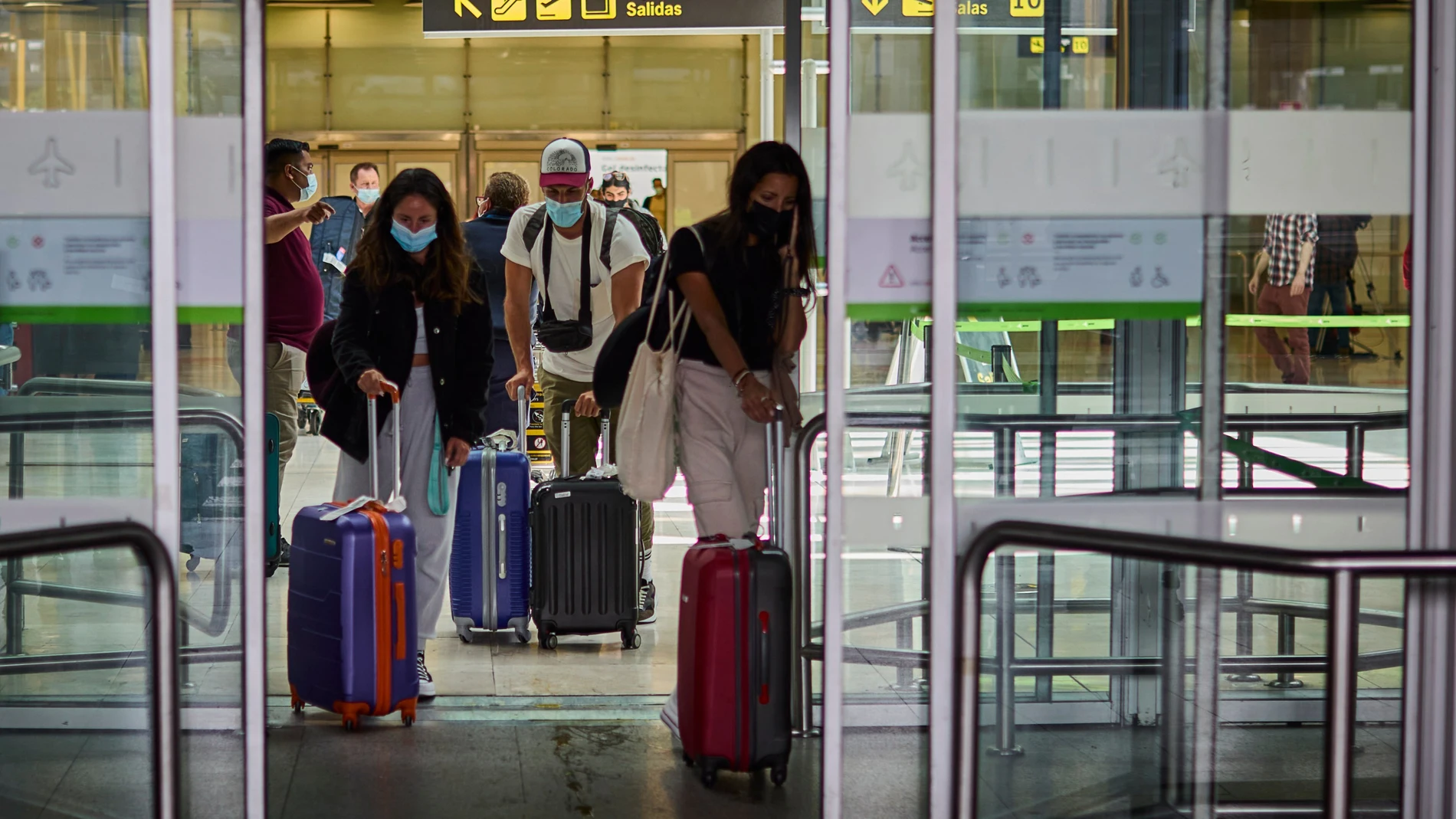 Unos viajeros abandonan el aeropuerto de Madrid-Barajas