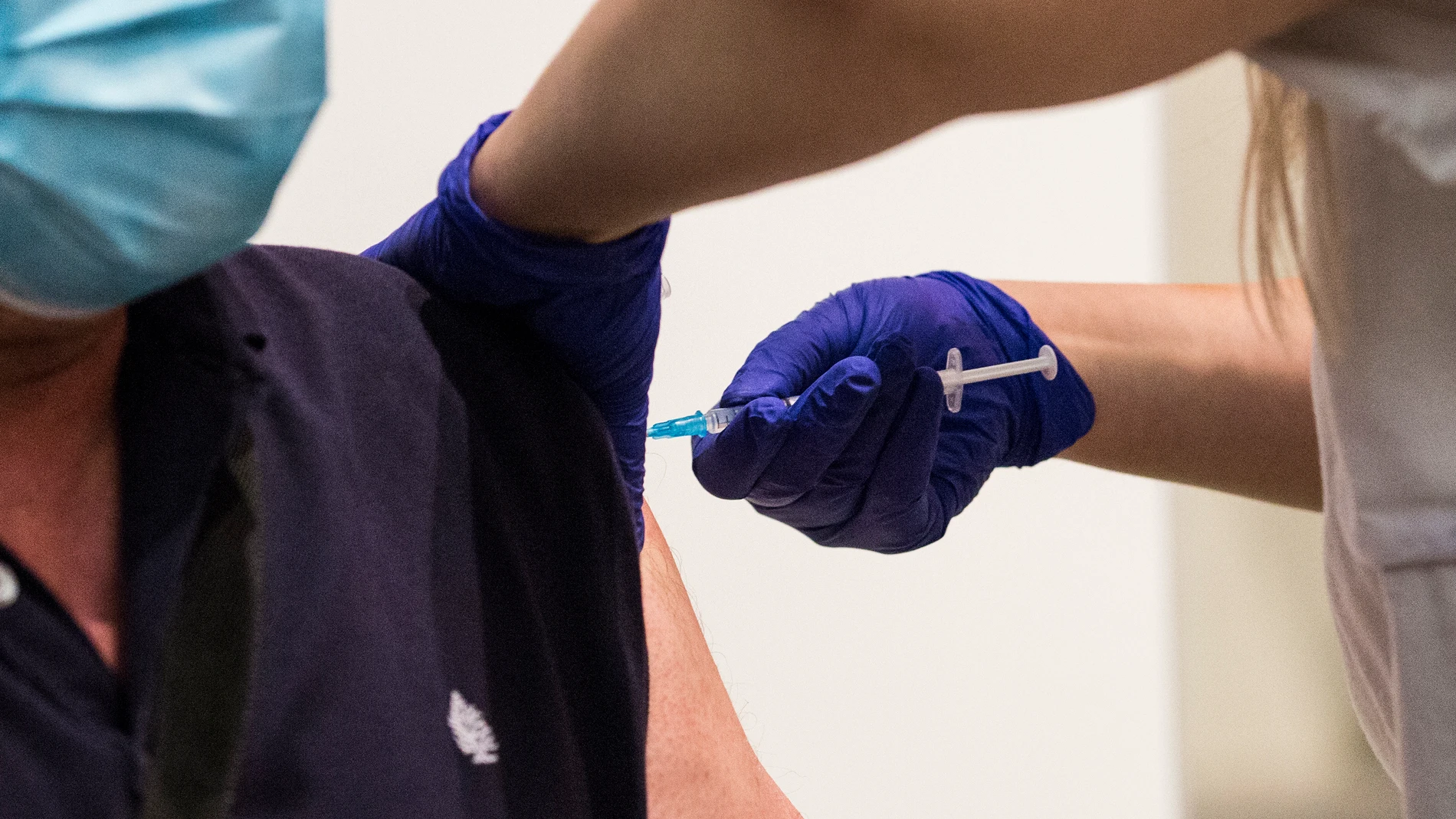 Una sanitaria administra una vacuna contra la Covid-19