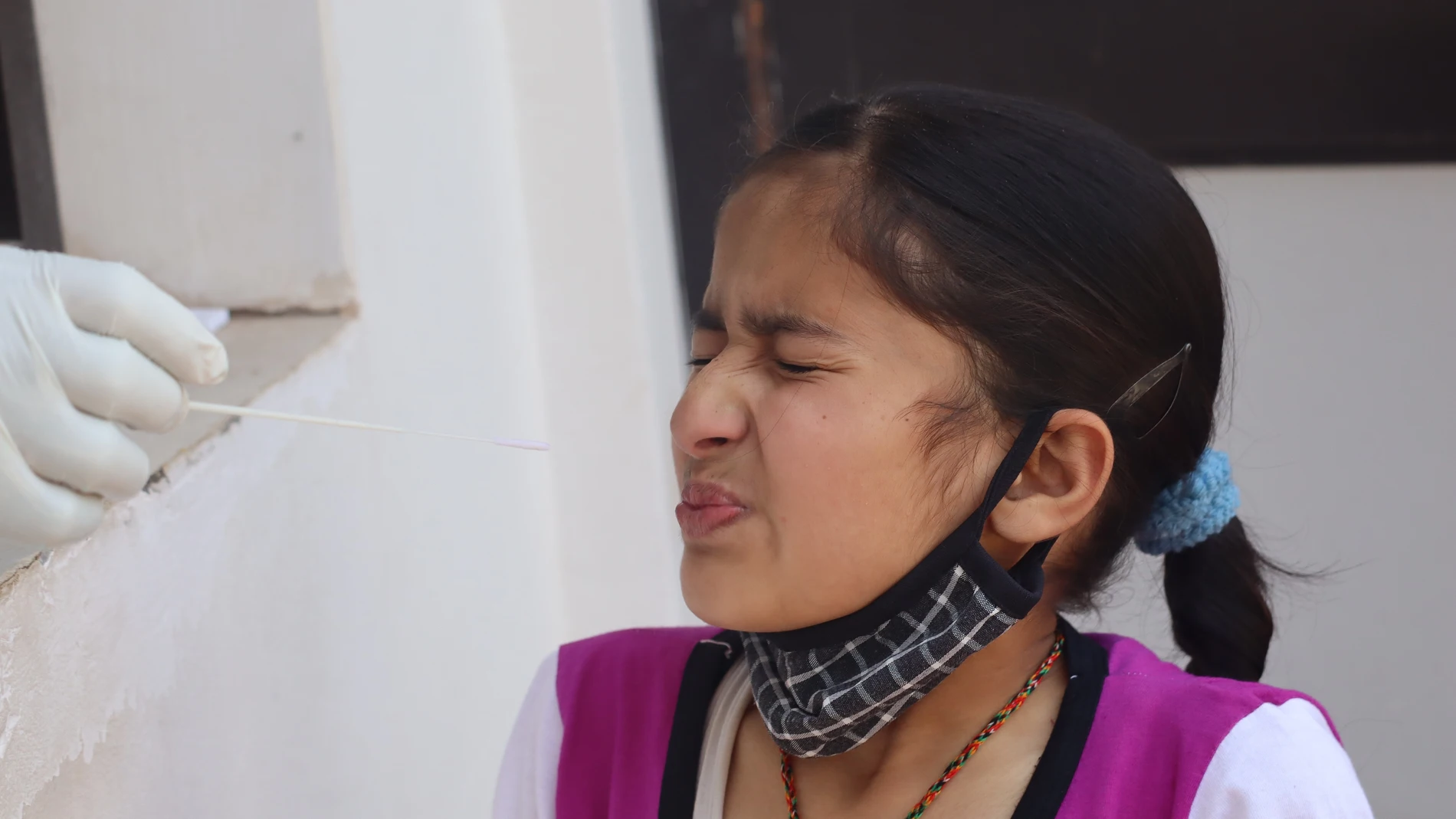 17 May 2021, India, Poonch: A health worker takes a nasal swab sample from a child to test for the COVID-19 in wake of a spike in second wave of coronavirus cases, at a Government Hospital. Photo: Nazim Ali Khan/ZUMA Wire/dpa17/05/2021 ONLY FOR USE IN SPAIN