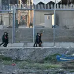 Agentes de Policía y personas migrantes en la playa del Tarajal, a 17 de mayo de 2021, en Ceuta