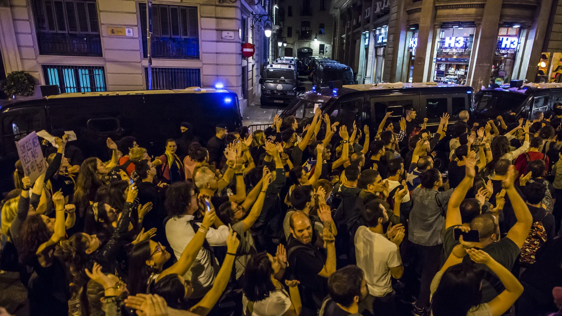 Centenares de personas se concentran a las puertas de la Comisaría de Policía Nacional de la Vía Layetana de Barcelona el 2 de octubre de 2017
