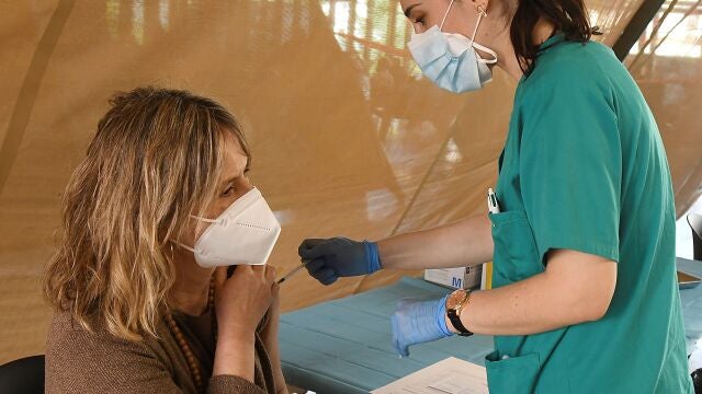 Una enfermera administra una dosis de la vacuna contra la Covid-19 en el Palacio de Congresos de León