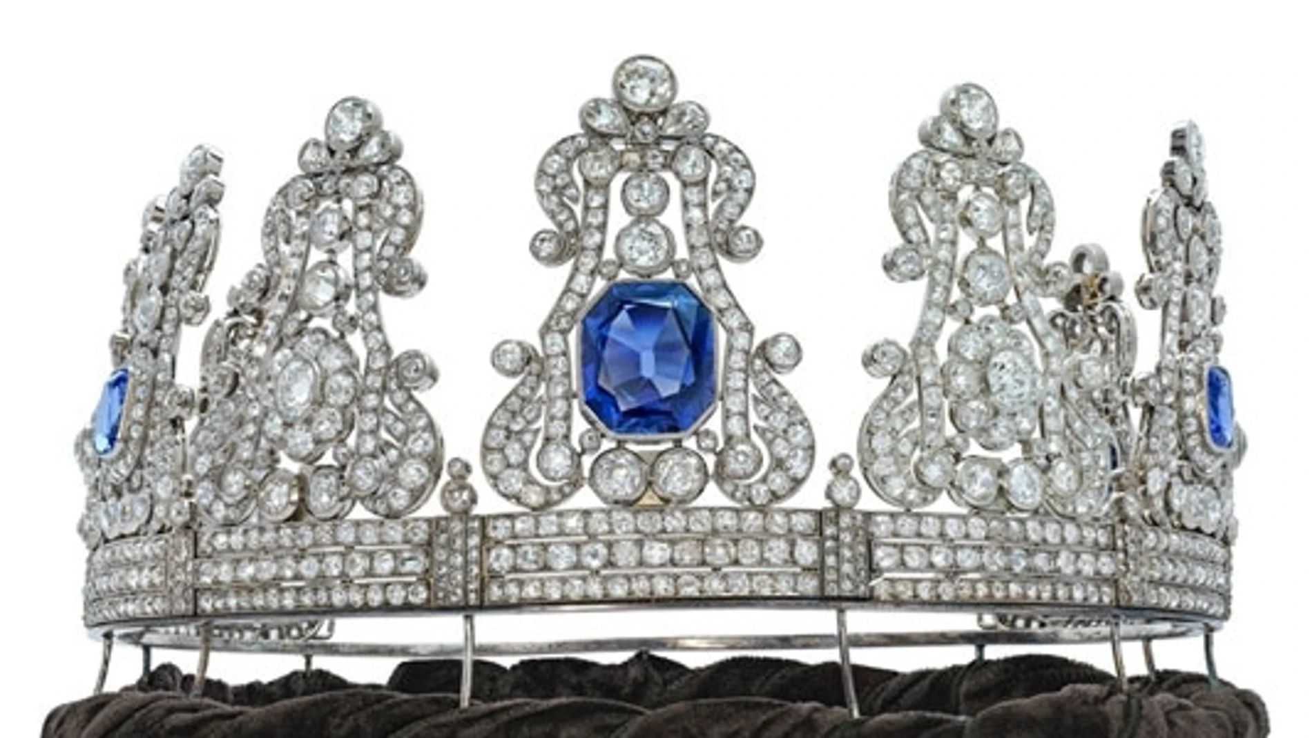 Una importante corona de zafiros y diamantes del siglo XIX, década de 1840. Ofrecido en Magnificent Jewels el 12 de mayo de 2021 en Christie's en Ginebra