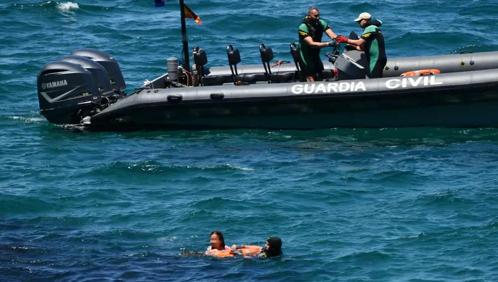 El Grupo Especial de Actividades Subacuáticas (GEAS) de la Guardia Civil rescata a una niña que ha llegado a la playa del Benzú junto a otra mujer