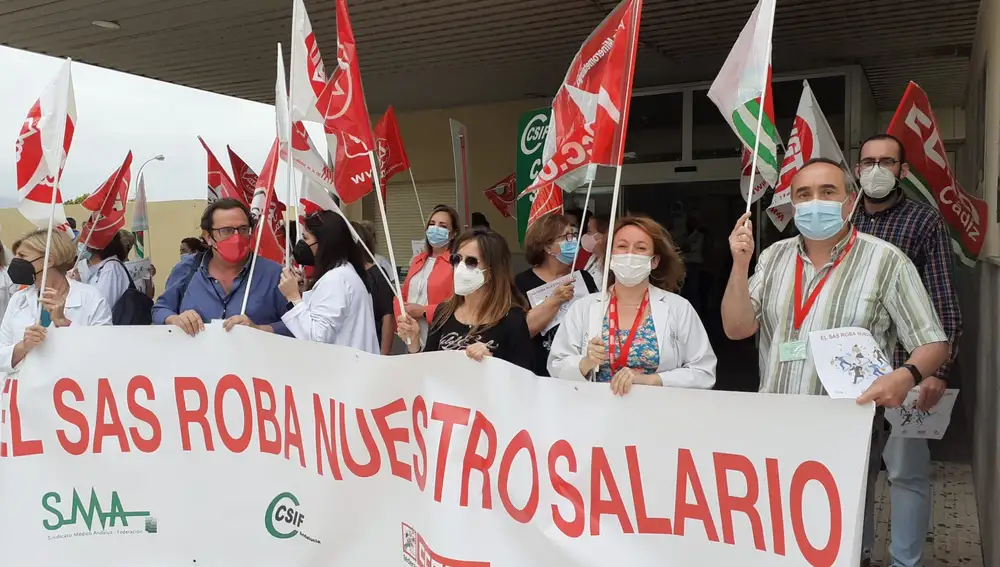 Imagen de la concentración realizada a las puertas del Hospital Punta Europa, en el municipio gaditano de Algeciras
