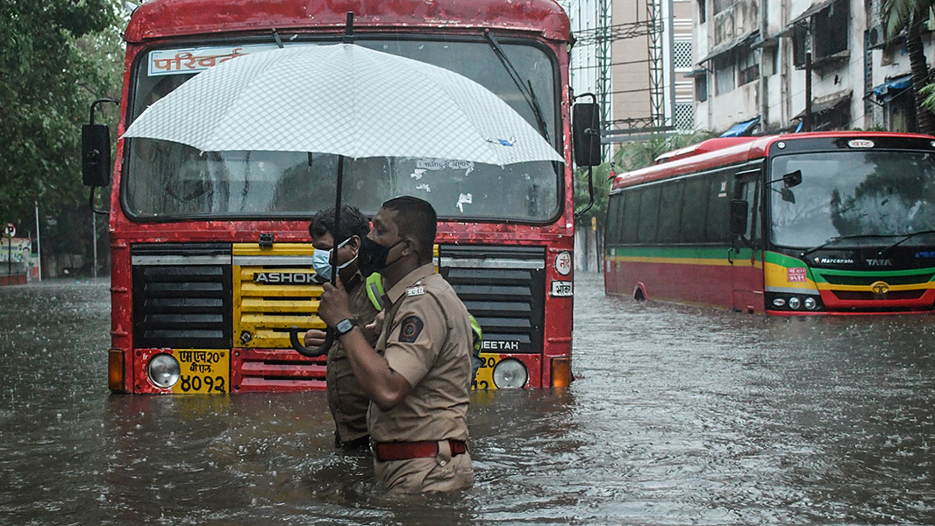 17 May 2021, India, Mumbai: A policeman helps a public transport driver to cross a flooded street due to heavy rain caused by cyclone 'Tauktae' in Mumbai. Photo: Ashish Vaishnav/SOPA Images via ZUMA Wire/dpaAshish Vaishnav/SOPA Images via / DPA17/05/2021 ONLY FOR USE IN SPAIN