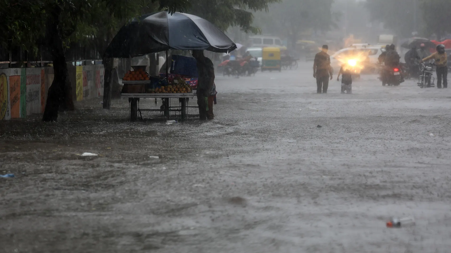 Una carretera inundada por el ciclón "Tauktae" en Ahmedabad (Gujarat)