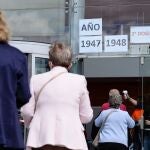 Un grupo de personas hace cola en un centro de vacunación en Valladolid
