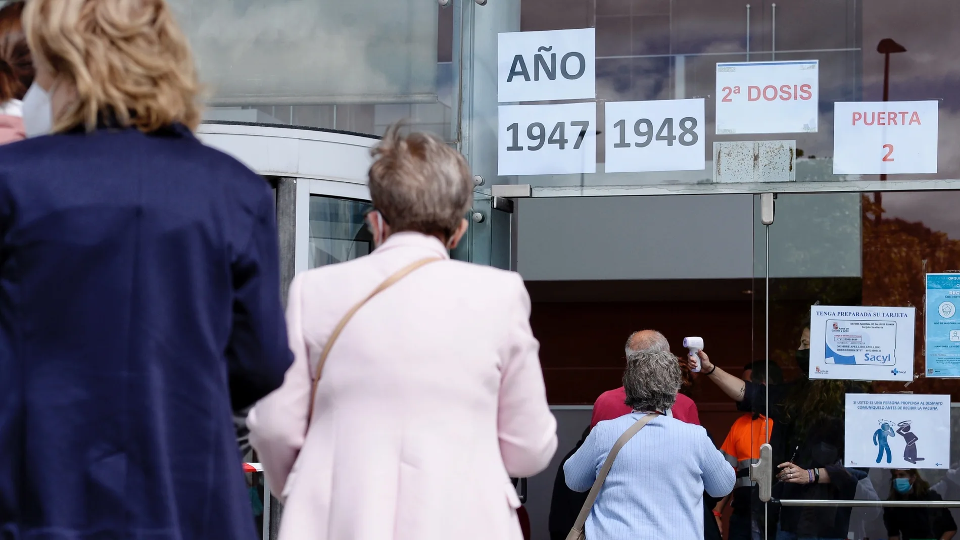 Un grupo de personas hace cola en un centro de vacunación en Valladolid