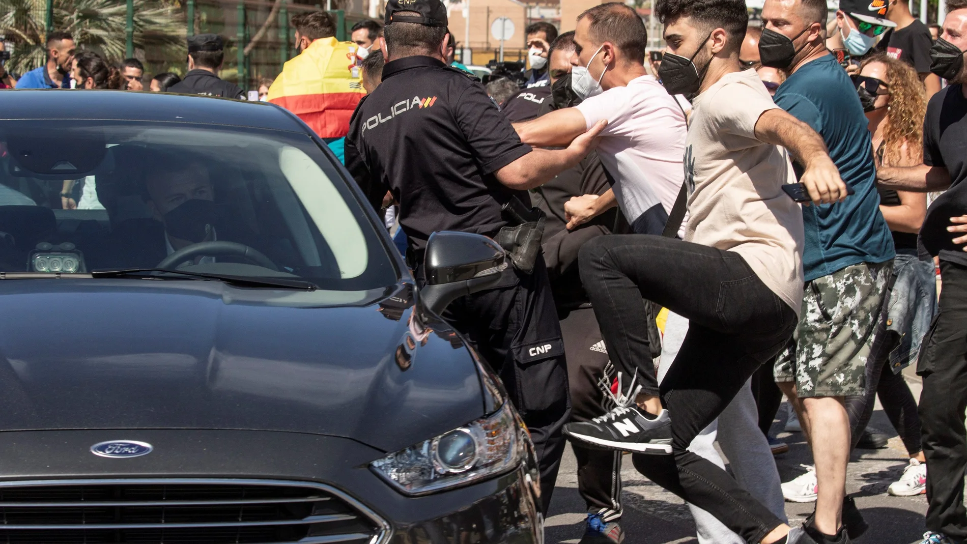 Varias personas se manifiestan contra la llegada del presidente del Gobierno, Pedro Sánchez, a Ceuta