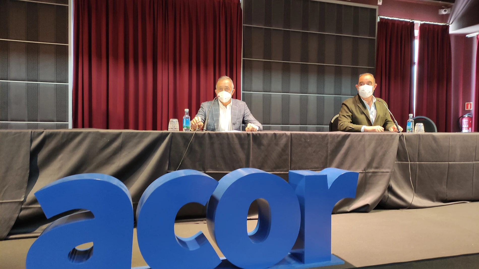 El presidente de Acor, Justino Medrano, (i) junto al vicepresidente de la cooperativa, Ramón Bocos