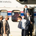 El presidente del Gobierno, Pedro Sánchez, y el ministro del Interior, Fernando Grande-Marlaska, a su llegada ayer al Aeropuerto de Melilla