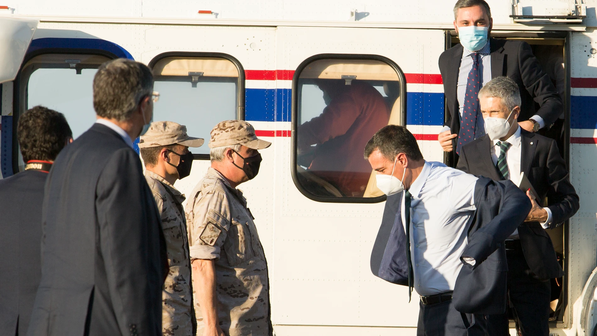 El presidente del Gobierno, Pedro Sánchez, y el ministro del Interior, Fernando Grande-Marlaska, a su llegada ayer al Aeropuerto de Melilla