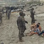 En la playa del Tarajal ya hay cerca de un centenar de militares controlando la frontera con material antidisturbios y cinco vehículos blindados “BMR”.