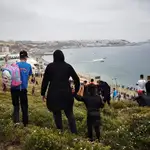 Miles de personas intentaron cruzar hacia Ceuta, en una avalancha de inmigrantes sin precedentes en España al registrarse la entrada en 24 horas de 5.000 personas (un tercio de ellas menores