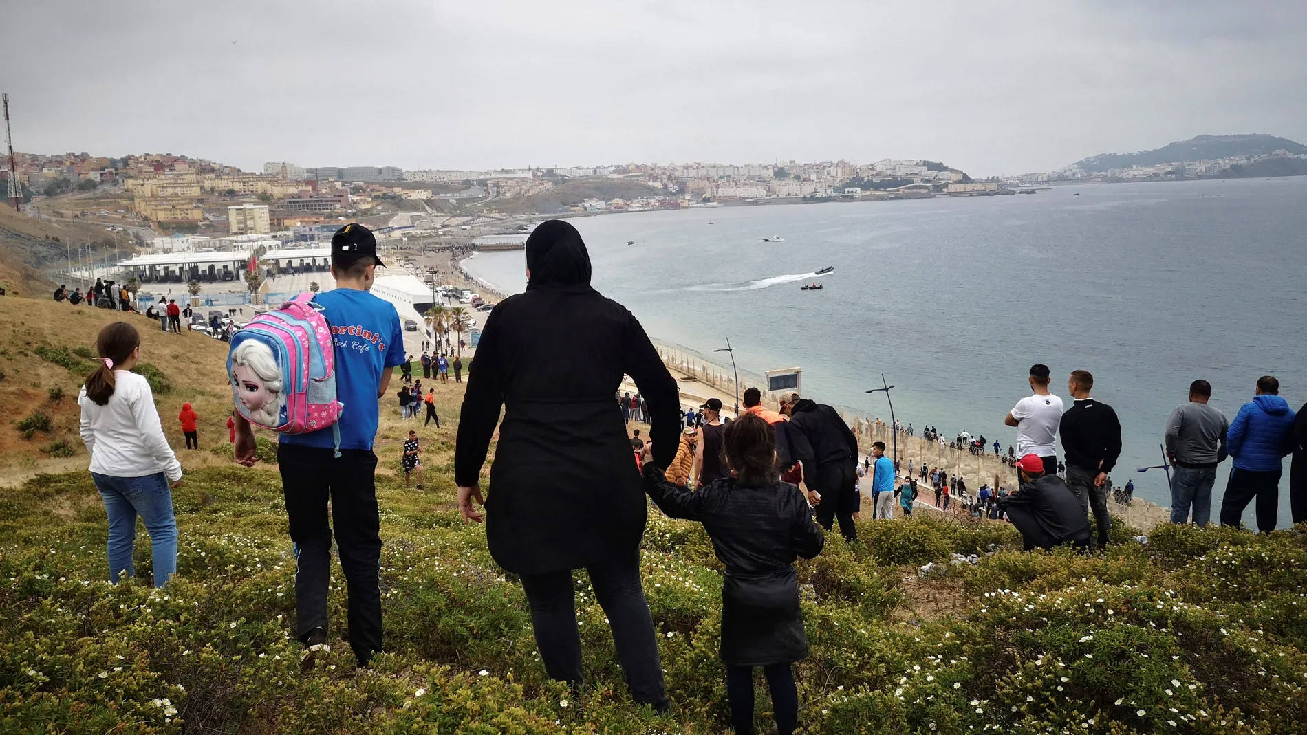 Miles de personas intentaron cruzar hacia Ceuta, en una avalancha de inmigrantes sin precedentes en España al registrarse la entrada en 24 horas de 5.000 personas (un tercio de ellas menores