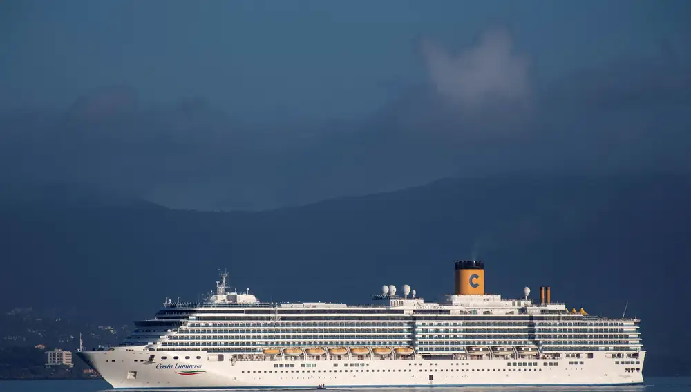 El crucero Costa Luminosa se prepara para entrar en el puerto de Corfú.