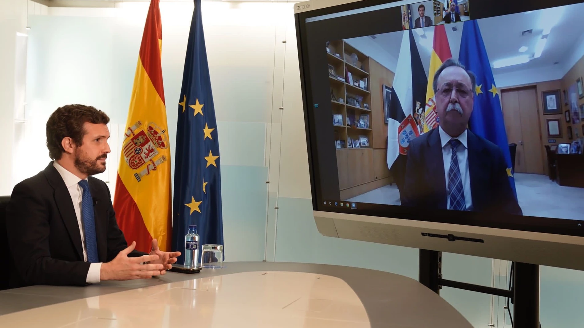 El líder del PP, Pablo Casado durante su encuentro telemático con el presidente de la ciudad autónoma de Ceuta, Juan Jesús Vivas