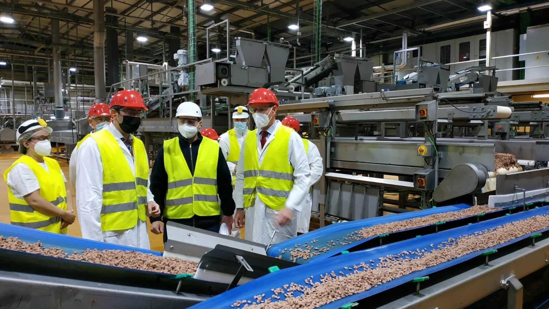 Visitia del viceconsejero de Empleo y Diálogo Social, David Martín, y del director general de Industria, Alberto Burgos, a la planta de Mars en Arévalo (Ávila).MARS IBERIA18/05/2021