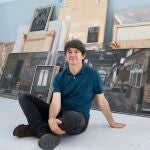 Rodrigo Muñoz Avia, en la casa familia, rodeado de cuadros de su madre Amalia