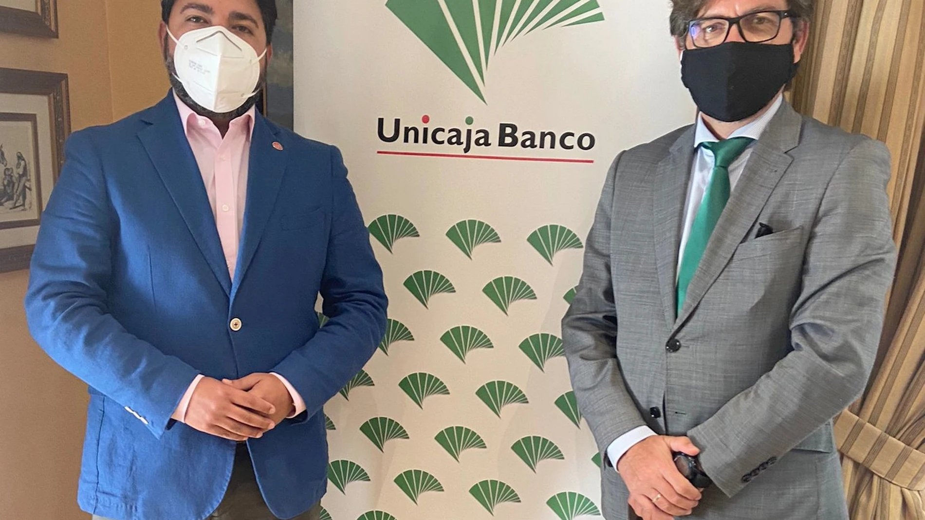 El presidente de AJE de Málaga, Ricardo Nandwani, y el director de Área de Málaga Centro Oriental de Unicaja Banco, José Antonio Gemar, en la firma del convenio