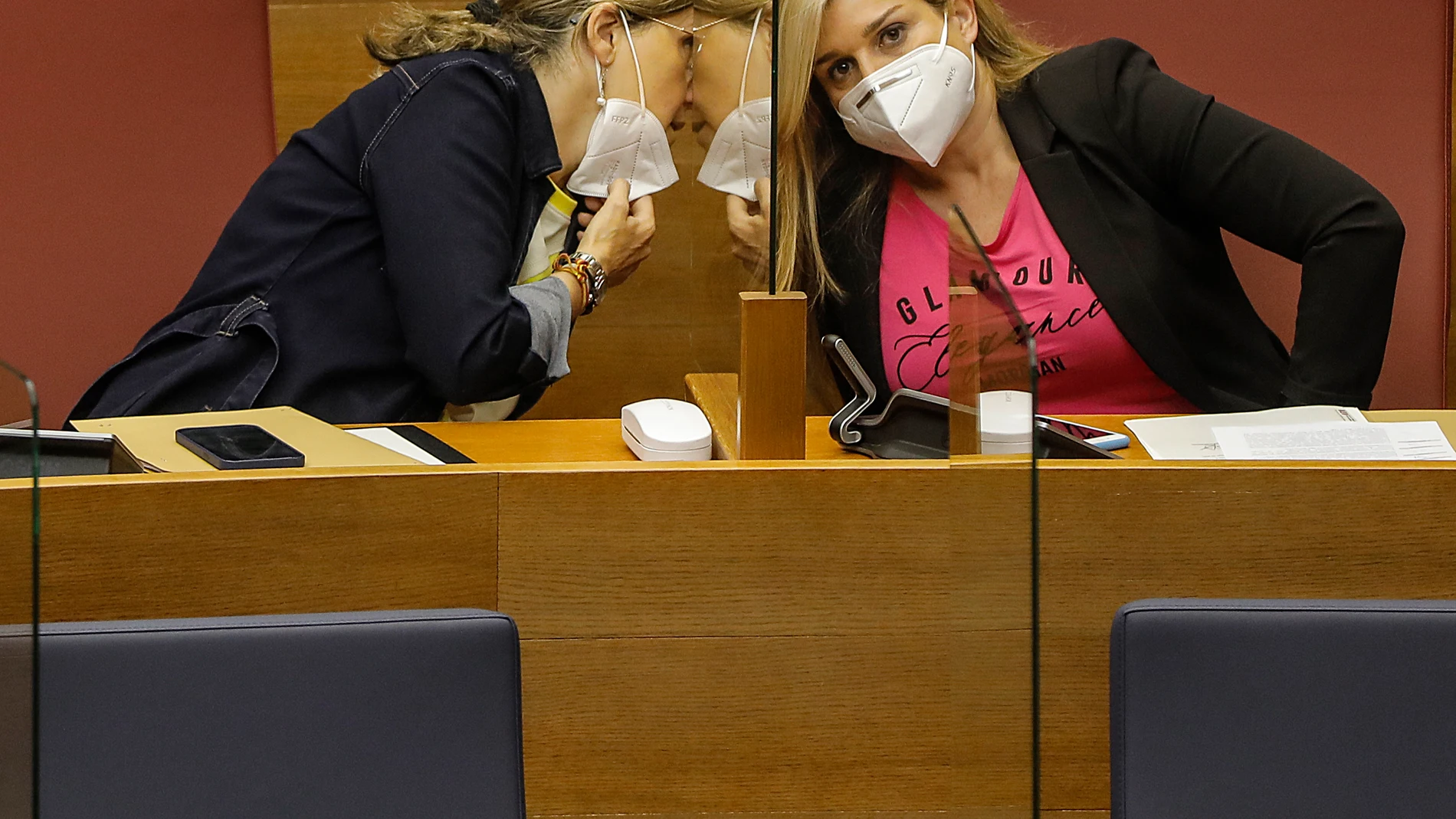 La nueva síndica del PP en Les Corts, Eva Ortiz, y la portavoz adjunta del PPCV, Elena Bastidas, durante la sesión parlamentaria de hoy