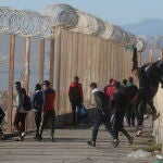 La llegada récord de miles de inmigrantes desde Marruecos a España en las últimas horas ha provocado la actual crisis migratoria entre ambos países