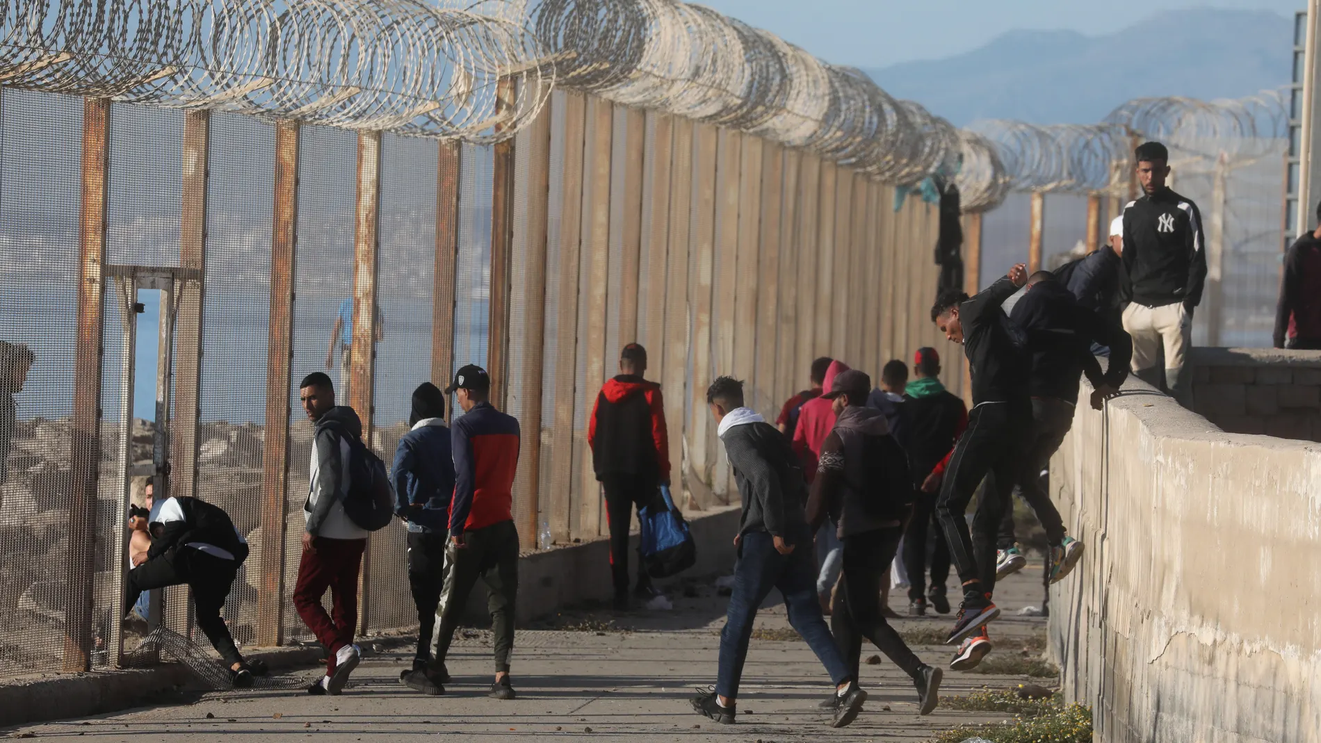 La llegada récord de miles de inmigrantes desde Marruecos a España en las últimas horas ha provocado la actual crisis migratoria entre ambos países