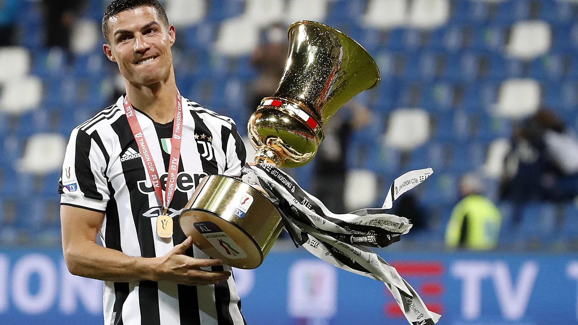 Cristiano Ronaldo posa con la Coppa de Italia ganada con la Juventus.