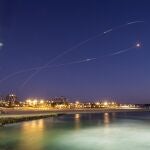 El sistema israelí Cúpula de Hierro intercepta en Ashkelon los misiles lanzados desde Gaza
